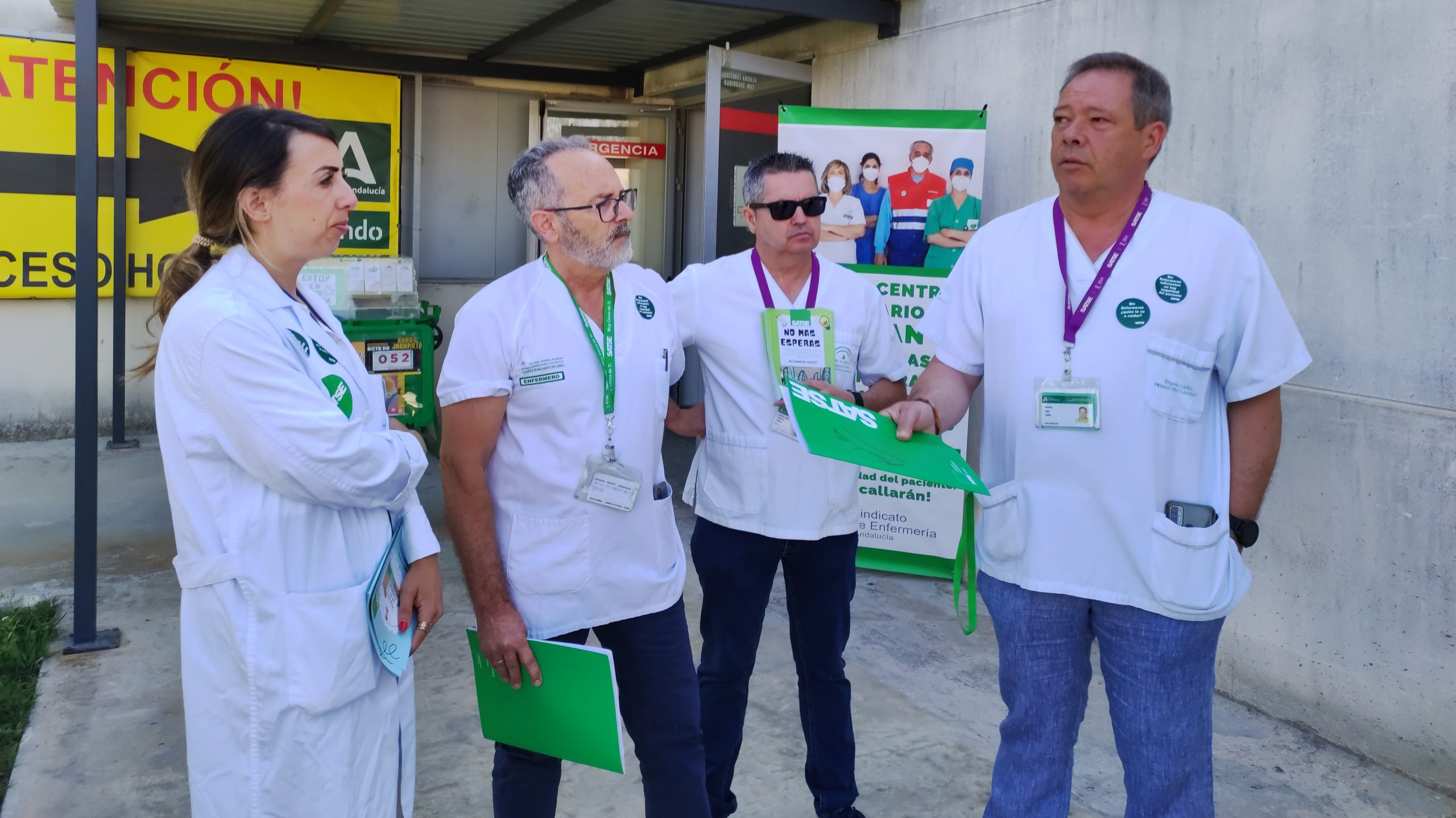 Delegados de SATSE en la puerta del Hospital de Montilla